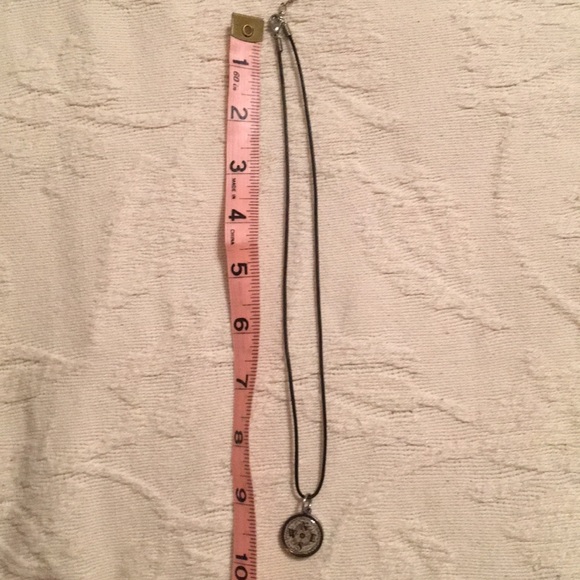 Compass design necklace - Picture 4 of 4